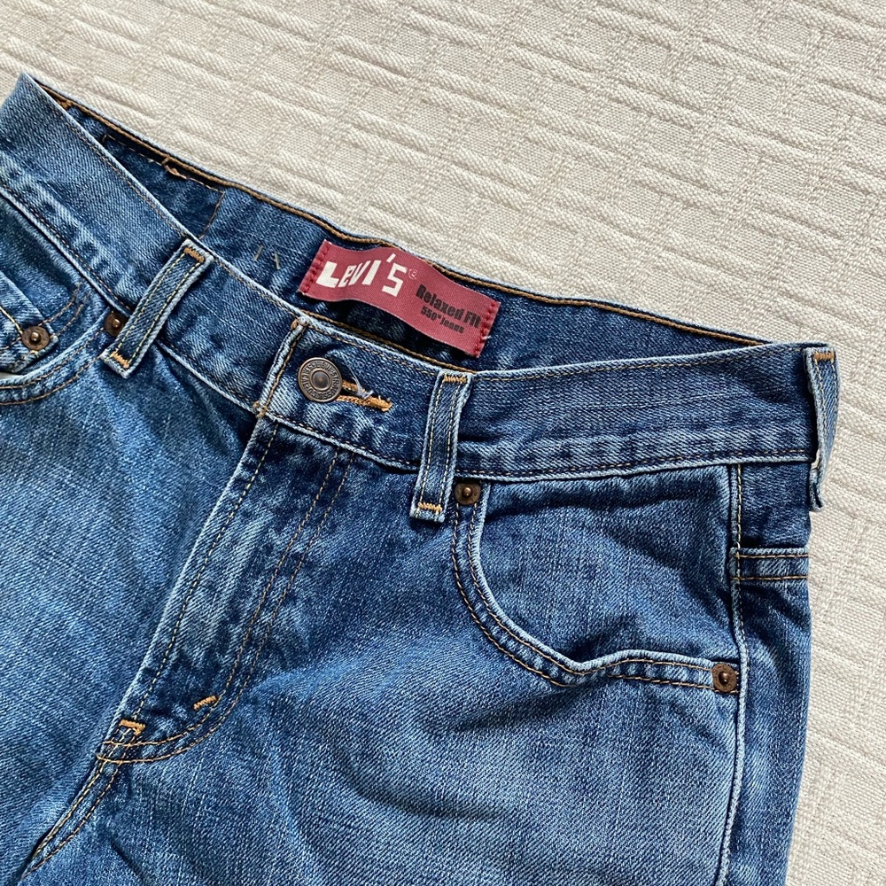Levi’s 550 relaxed fit jean shorts. - Picture 3 of 8